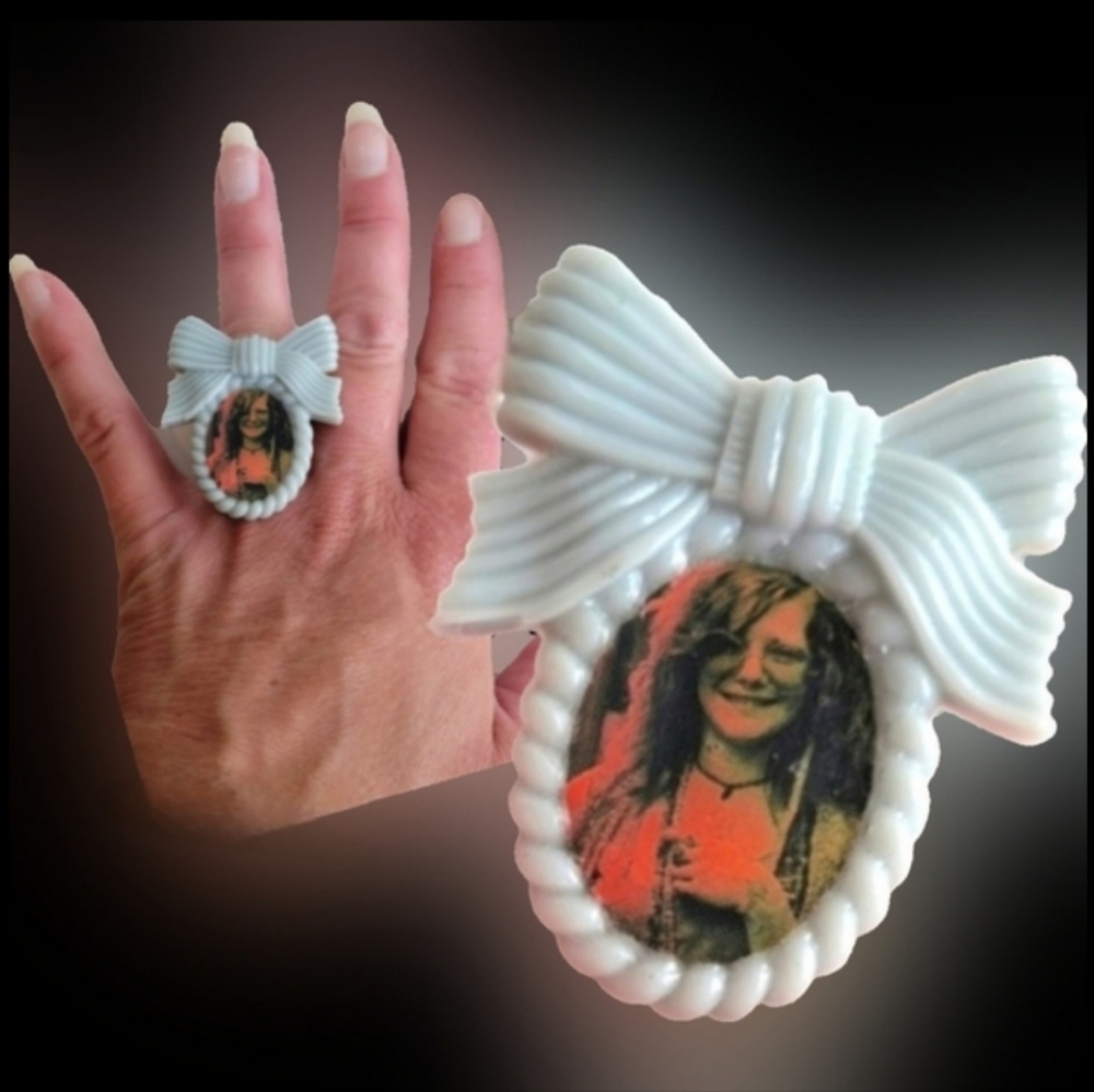 Janis Joplin cameo portrait graphic adj filigree band 27 club bow ring NWT